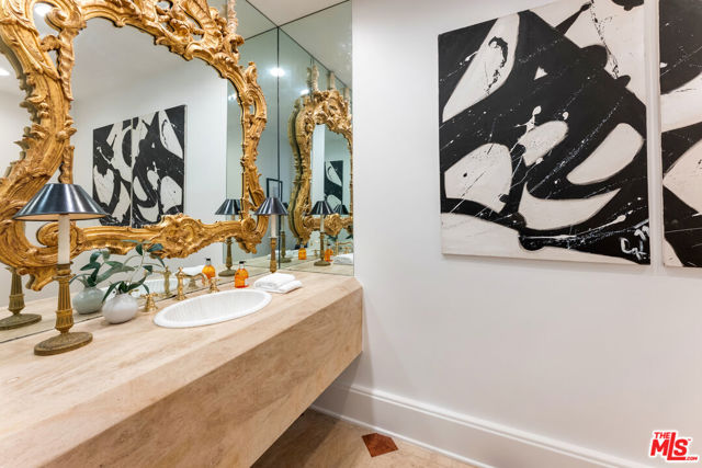 812 N Bedford Drive, Beverly Hills CA: https://media.crmls.org/mediaz/42848342-81bd-4a43-8a0f-96ee1f968ecf.jpg