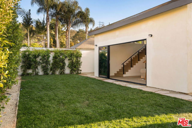 3820 S Burnside Avenue, Los Angeles CA: https://media.crmls.org/mediaz/42848907-69b2-453c-8ee7-ebbcd8e93896.jpg