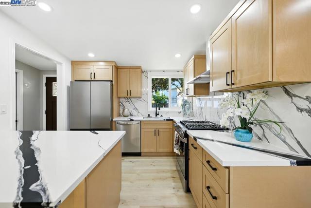 30456 Hoylake St, Hayward CA: https://media.crmls.org/mediaz/4284cb26-fdbf-4903-8560-8076e4f9ad50.jpg