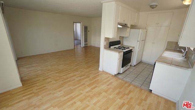 1338 14TH Street, Santa Monica CA: https://media.crmls.org/mediaz/42864130-2862-40e2-8b1c-e94d1680cb29.jpg