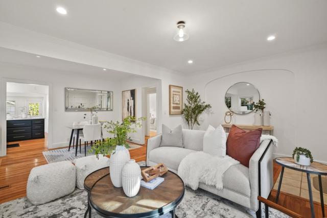 2061 Valparaiso Avenue, Menlo Park CA: https://media.crmls.org/mediaz/4286f2a4-e99c-424b-88e1-ff3d321676c4.jpg