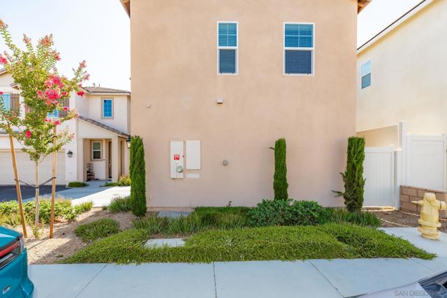 532 Enzo St, Lake Elsinore CA: https://media.crmls.org/mediaz/42871020-2bf1-4dc2-9fbc-66e66f3821d8.jpg