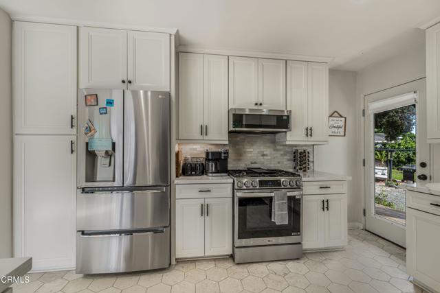 Detail Gallery Image 16 of 54 For 3880 Loma Vista Rd, Ventura,  CA 93003 - 3 Beds | 3 Baths