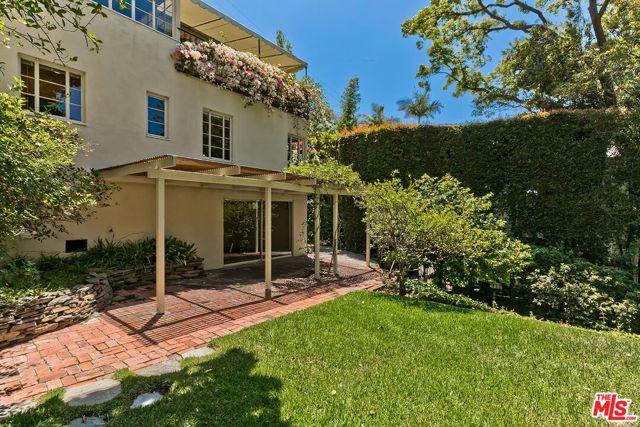 1591 Sunset Plaza Drive, Los Angeles CA: https://media.crmls.org/mediaz/4288e983-d348-44ca-9c9a-cbcf24651d2f.jpg