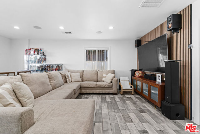 2205 S Burnside Avenue, Los Angeles CA: https://media.crmls.org/mediaz/428953df-7c8c-4922-8d80-1fa9a3c42415.jpg