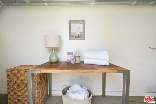 2311 Glencoe Avenue, Venice CA: https://media.crmls.org/mediaz/428a082b-d9e5-4446-ae17-b49218171454.jpg