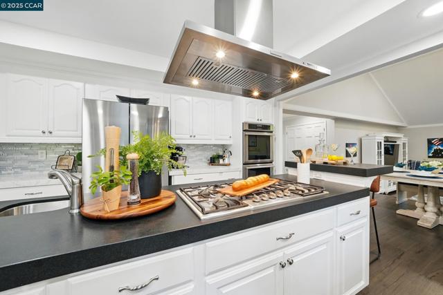 235 Saint Paul Dr, Alamo CA: https://media.crmls.org/mediaz/428a87c3-a434-4c3f-b849-af0304c59293.jpg