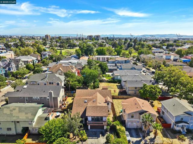1069 16Th St, Oakland CA: https://media.crmls.org/mediaz/428a9506-660f-4a5d-96d5-90f956003d2f.jpg