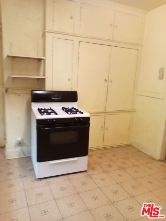 815 W 50th Street, Los Angeles CA: https://media.crmls.org/mediaz/428aae7b-f60d-4385-a35a-5fa99d9dc106.jpg