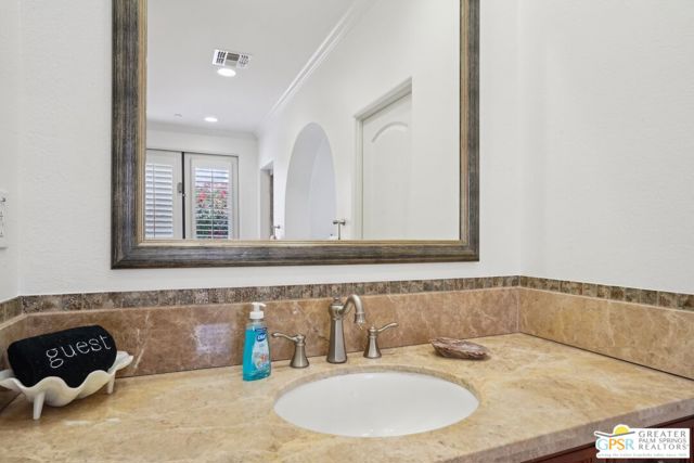 1070 Bella Vista, Palm Springs CA: https://media.crmls.org/mediaz/428adbad-73be-4b59-8502-216e968f014d.jpg