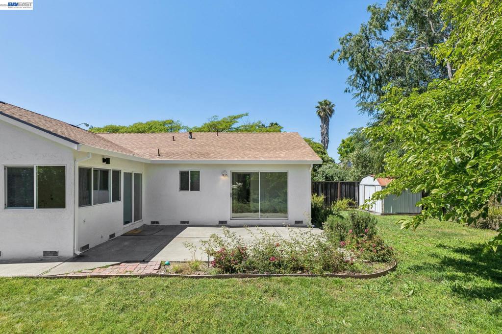 https://media.crmls.org/mediaz/428b074b-cfb0-4fed-abed-83c2e7d193f6.jpg?preset=X-Large