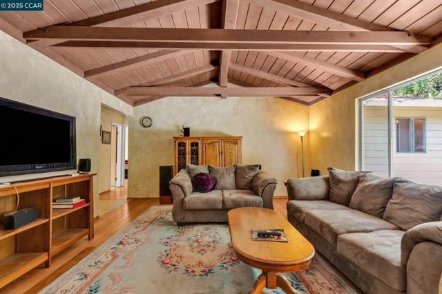 3363 Mcgraw Ln, Lafayette CA: https://media.crmls.org/mediaz/428b08e5-ed62-4be4-b78d-c7cc48f8e657.jpg