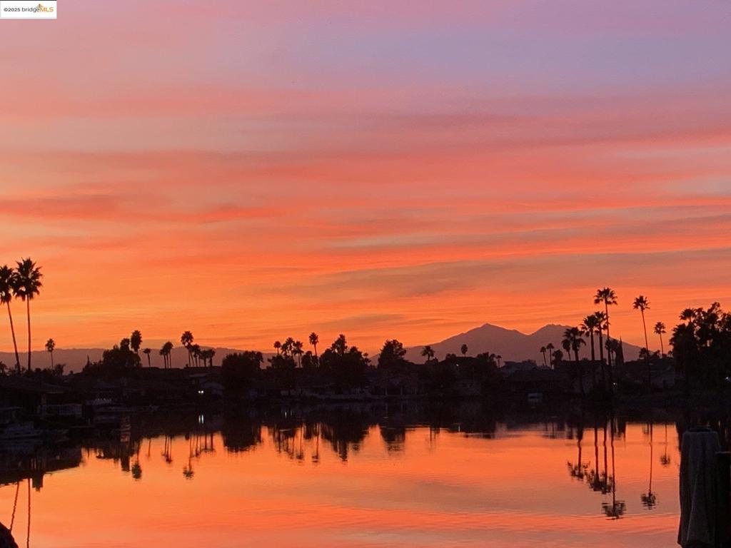 https://media.crmls.org/mediaz/428cd188-b6eb-45eb-90dc-3af9e169f9be.jpg?preset=X-Large