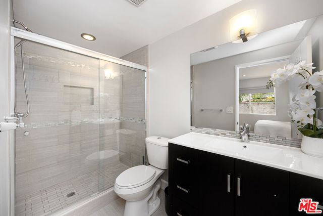 22518 Jameson Drive, Calabasas CA: https://media.crmls.org/mediaz/428d1289-1f6d-451c-a685-368bfd7ea2ec.jpg
