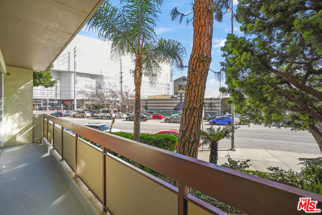 321 S San Vicente Boulevard, Los Angeles CA: https://media.crmls.org/mediaz/428d8249-e277-490b-9b99-135b64065b98.jpg