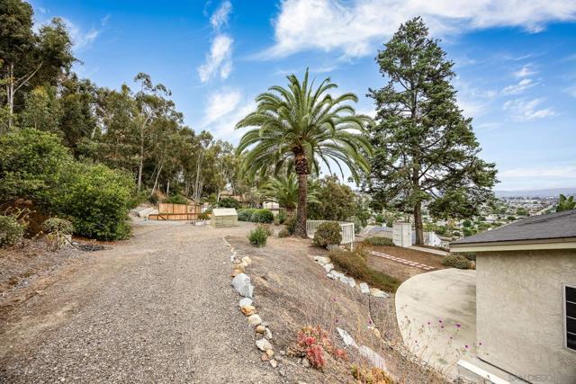 1148 Emerald Heights Rd, El Cajon CA: https://media.crmls.org/mediaz/428d8ace-8224-43c7-9bee-8dcecb739236.jpg