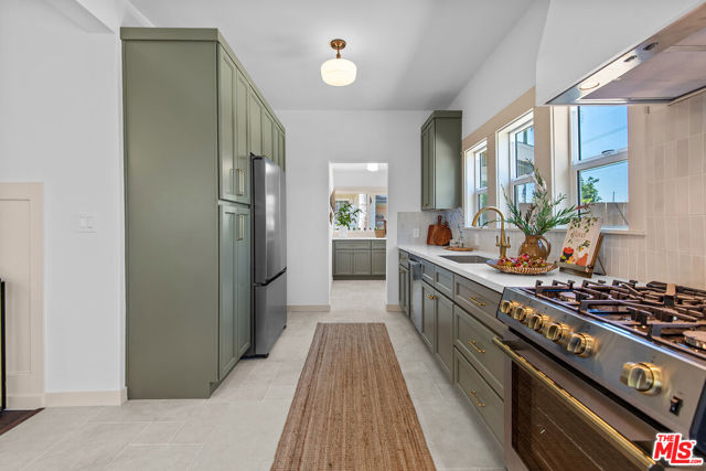 3816 S Harvard Boulevard, Los Angeles CA: https://media.crmls.org/mediaz/428d9818-9b3f-4eef-9e72-5a4ba38fa8b9.jpg