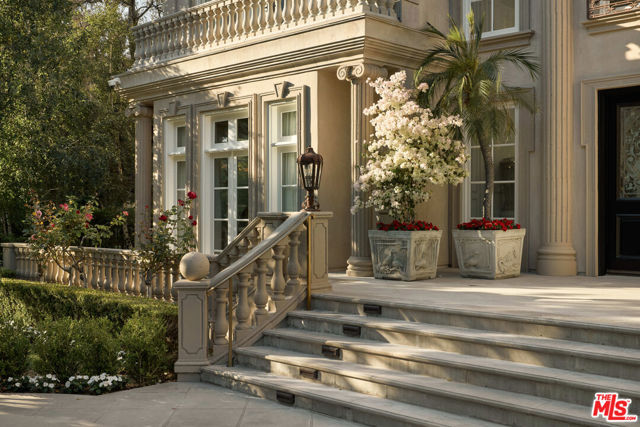 628 N Rodeo Drive, Beverly Hills CA: https://media.crmls.org/mediaz/428ddac7-3559-4fbc-a16d-8f6f2a1a4545.jpg