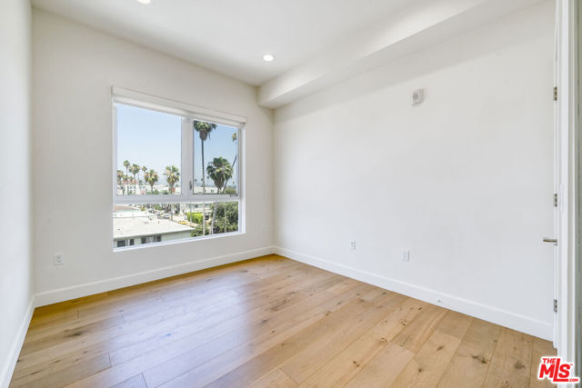 105 S Mariposa Avenue, Los Angeles CA: https://media.crmls.org/mediaz/428e189b-559f-4332-a579-7a1f18f1e6ec.jpg