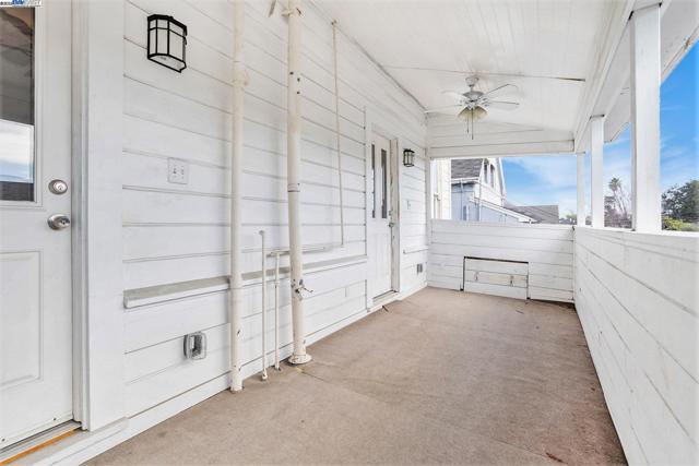 2120 Encinal Ave, Alameda CA: https://media.crmls.org/mediaz/428ede8c-255e-46fb-841a-9fb1b1fced8e.jpg