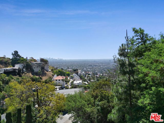 8629 Franklin Avenue, Los Angeles CA: https://media.crmls.org/mediaz/428f2234-29c3-428e-b639-9a7f39323ee3.jpg