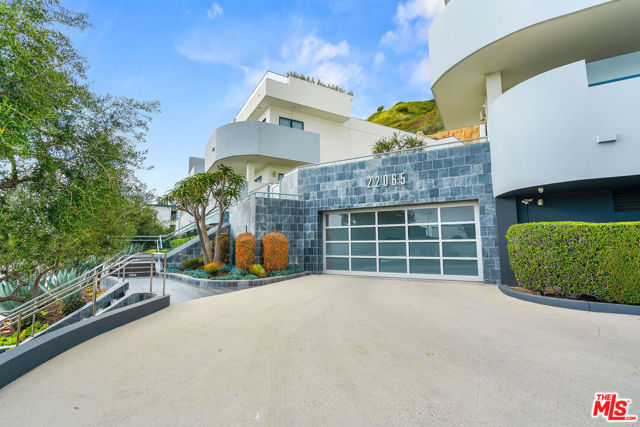 22065 Pacific Coast Highway, Malibu CA: https://media.crmls.org/mediaz/428f4df9-80a7-4dd4-84d6-5d8fde78d5e8.jpg