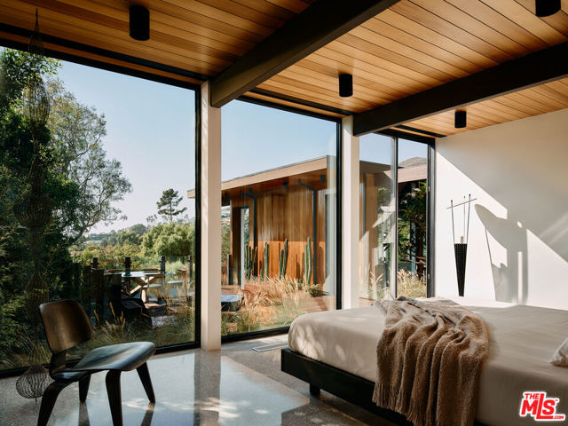 5637 Busch Drive, Malibu CA: https://media.crmls.org/mediaz/428f7f93-e658-46c3-93b0-2180ac4b1eef.jpg