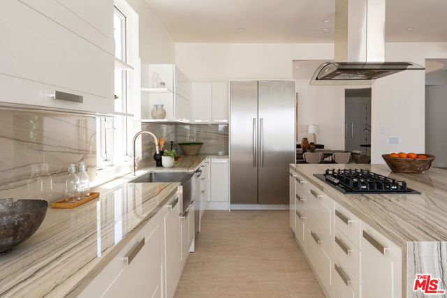 526 N Plymouth Boulevard, Los Angeles CA: https://media.crmls.org/mediaz/428fcdff-b0b0-445a-ba91-4a253f83d47c.jpg