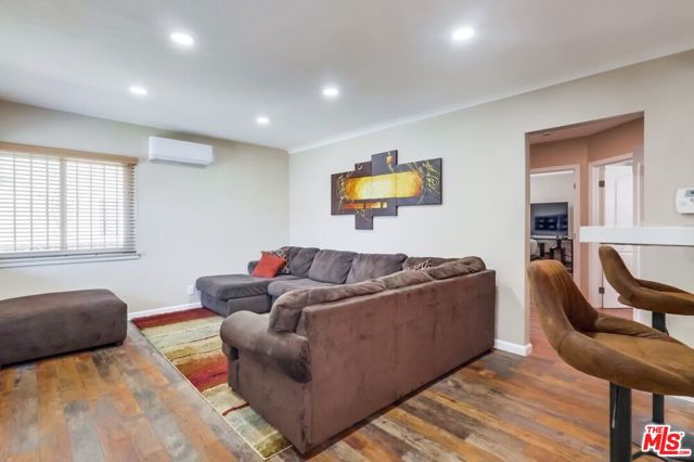 7220 10th Avenue, Los Angeles CA: https://media.crmls.org/mediaz/42903d77-9722-4fd3-92d0-9d61bf592311.jpg