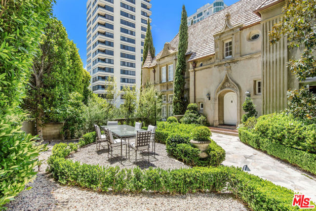 10335 Wilshire Boulevard, Los Angeles CA: https://media.crmls.org/mediaz/429142cb-6992-47de-a483-b6eb4899143b.jpg