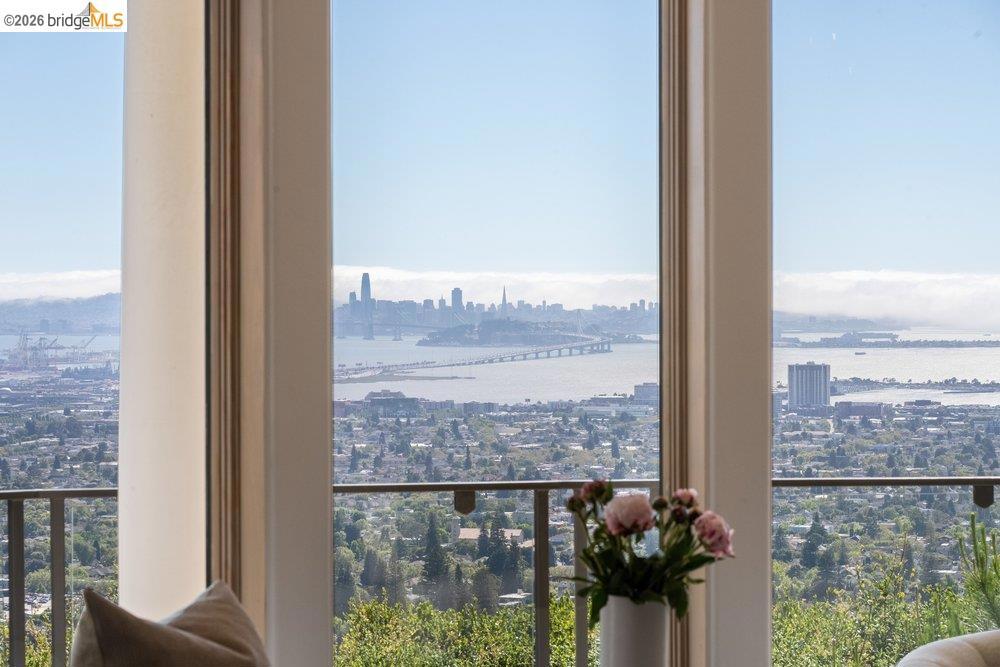 https://media.crmls.org/mediaz/4292f68e-2446-4360-a9a9-7c98acd8dd9f.jpg?preset=X-Large