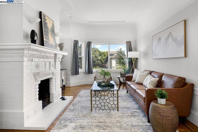 300 Somerset St, San Francisco CA: https://media.crmls.org/mediaz/4292fde8-13f3-4632-abae-61e25515720a.jpg