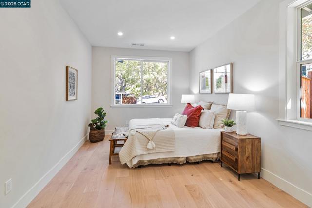 945 Yorkshire Ct, Lafayette CA: https://media.crmls.org/mediaz/42932800-a7b7-4c2b-b54e-f15ce99dfe6e.jpg