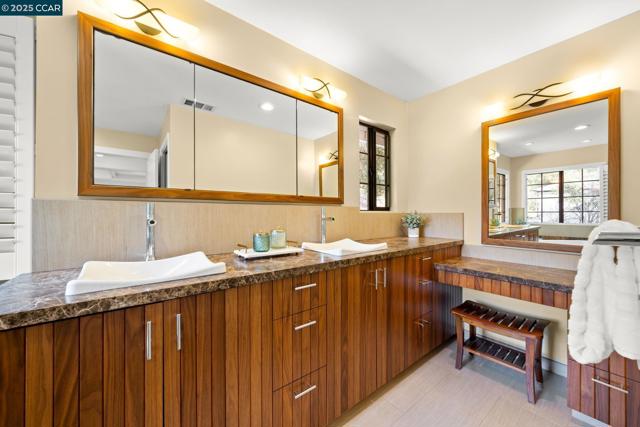 125 Sleepy Hollow Ln, Orinda CA: https://media.crmls.org/mediaz/429350a1-e872-4aa0-b3b3-edb0cb5972f7.jpg