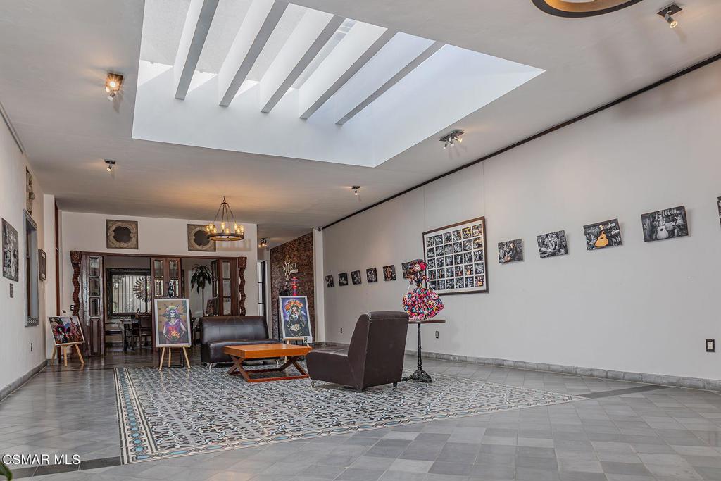 https://media.crmls.org/mediaz/42939fd6-e789-4461-8258-165160154609.jpg?preset=X-Large
