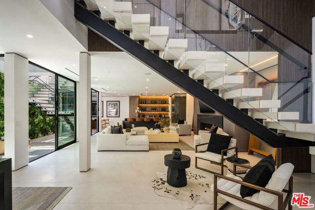 137 S Wetherly Drive, Beverly Hills CA: https://media.crmls.org/mediaz/4293a60c-c2dd-409f-84e4-cb7e18f678cd.jpg