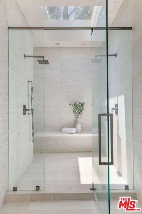 https://media.crmls.org/mediaz/4294372d-2905-4910-806c-abf6e329efa9.jpg?preset=X-Large