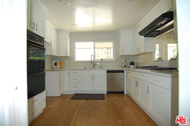 12158 Bambi Place, Granada Hills CA: https://media.crmls.org/mediaz/42949b11-01dd-4963-b51a-da36fdff4228.jpg