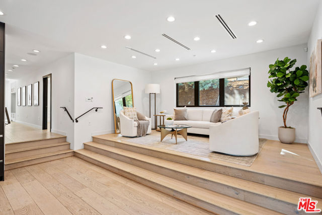19536 Wells Drive, Tarzana CA: https://media.crmls.org/mediaz/4294ad52-e793-489a-b205-9faca11f5c88.jpg