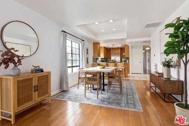 11827 Goshen Avenue, Los Angeles CA: https://media.crmls.org/mediaz/42960191-c073-43eb-bc37-410c72c3b099.jpg