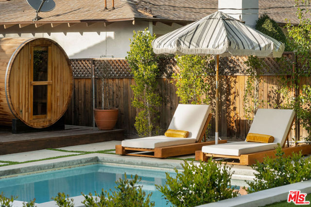 20212 Oxnard Street, Woodland Hills CA: https://media.crmls.org/mediaz/4296d96e-6821-4301-a312-38069222b5a6.jpg
