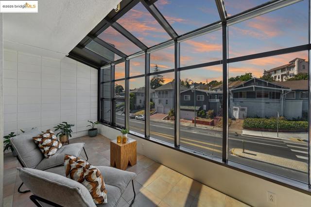 2760 Park Blvd, Oakland CA: https://media.crmls.org/mediaz/42989f85-4f81-4f3a-a67d-38a040645743.jpg