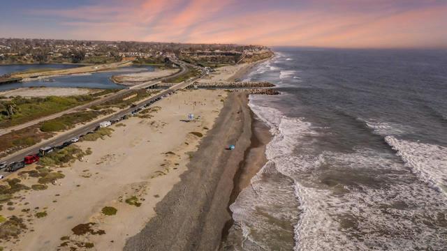 902 Caminito Madrigal, Carlsbad CA: https://media.crmls.org/mediaz/429aef7a-d94f-4853-b00a-8b06a6add148.jpg