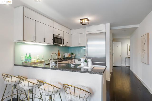 333 MAIN, San Francisco CA: https://media.crmls.org/mediaz/429d2ce1-67d5-4e56-80a7-15e7def7f439.jpg