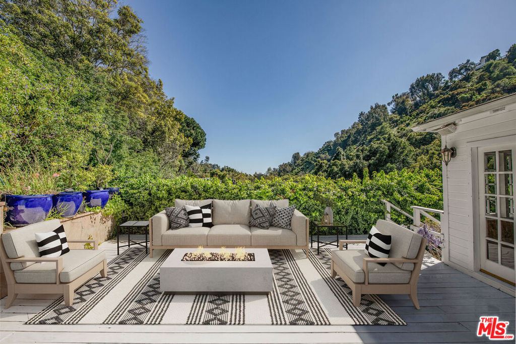 1422 San Ysidro Drive