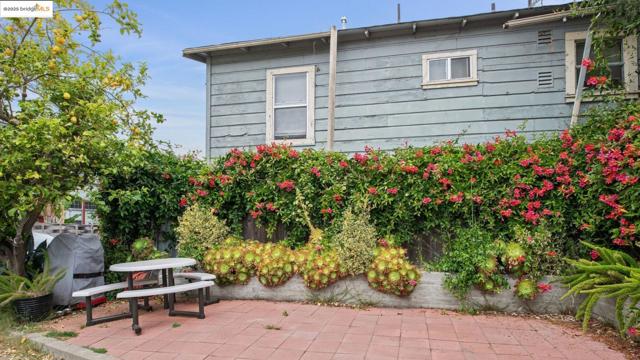 958 28th ST, Oakland CA: https://media.crmls.org/mediaz/429ffbcb-fcda-4c0f-8419-074c14f27368.jpg