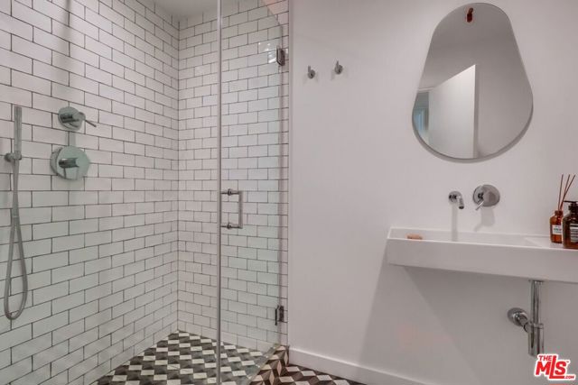 7706 Chandelle Place, Los Angeles CA: https://media.crmls.org/mediaz/42a1992c-325b-40d0-960f-b29251eda495.jpg