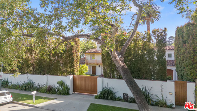 221 S Beverly Glen Boulevard, Los Angeles CA: https://media.crmls.org/mediaz/42a1b327-d143-4394-9003-6b8ba0d0085c.jpg