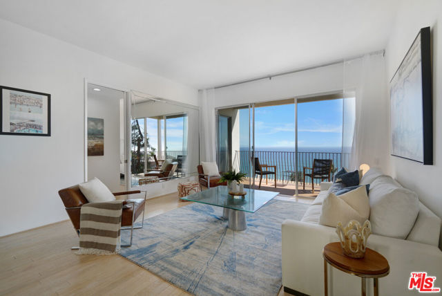 18111 Coastline Drive, Malibu CA: https://media.crmls.org/mediaz/42a1bac9-d98c-4763-bb6b-018b333baa3d.jpg