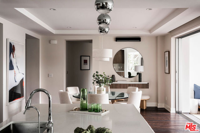 460 N Palm Drive, Beverly Hills CA: https://media.crmls.org/mediaz/42a1d0c4-6adc-41b1-a048-6e8e48320d43.jpg